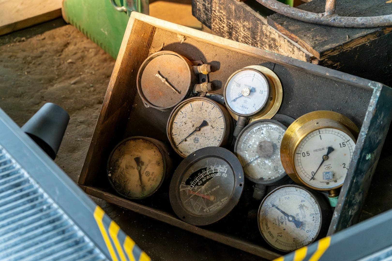 Mehrere alte Messgeräte in einer Holzkiste